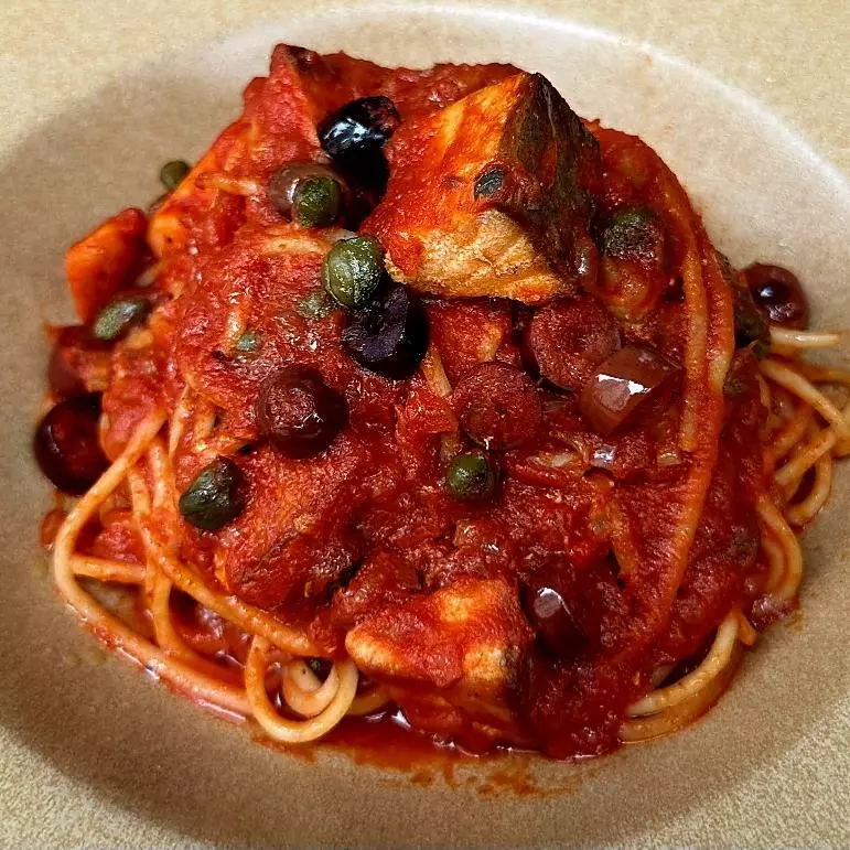 Pasta Puttanesca con Salmón