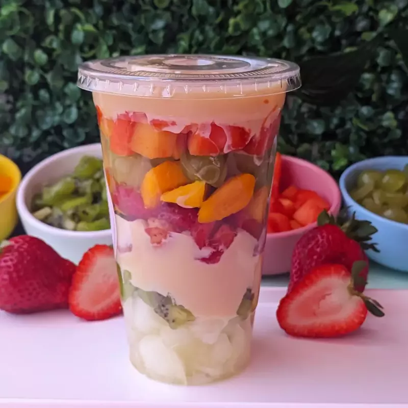 Salada de frutas com moça cremosa