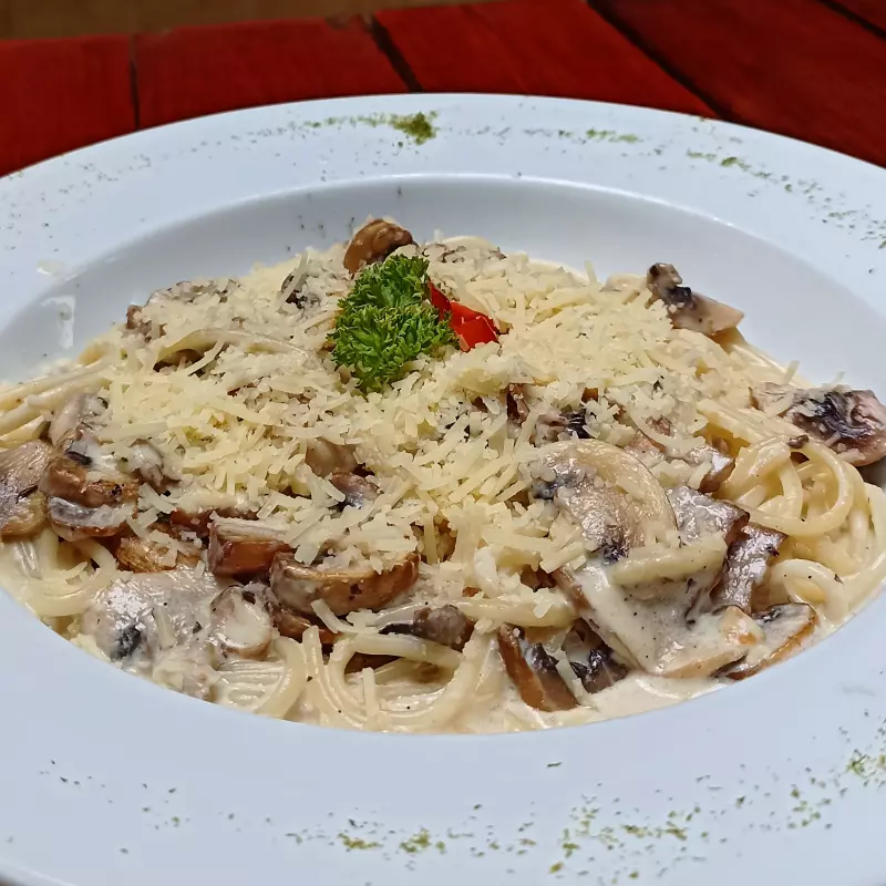 Spaghetti A La Crema C Champiñones.