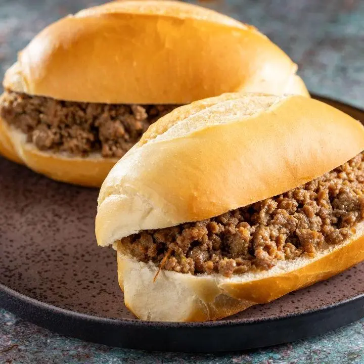 PÃO COM CARNE E QUEIJO