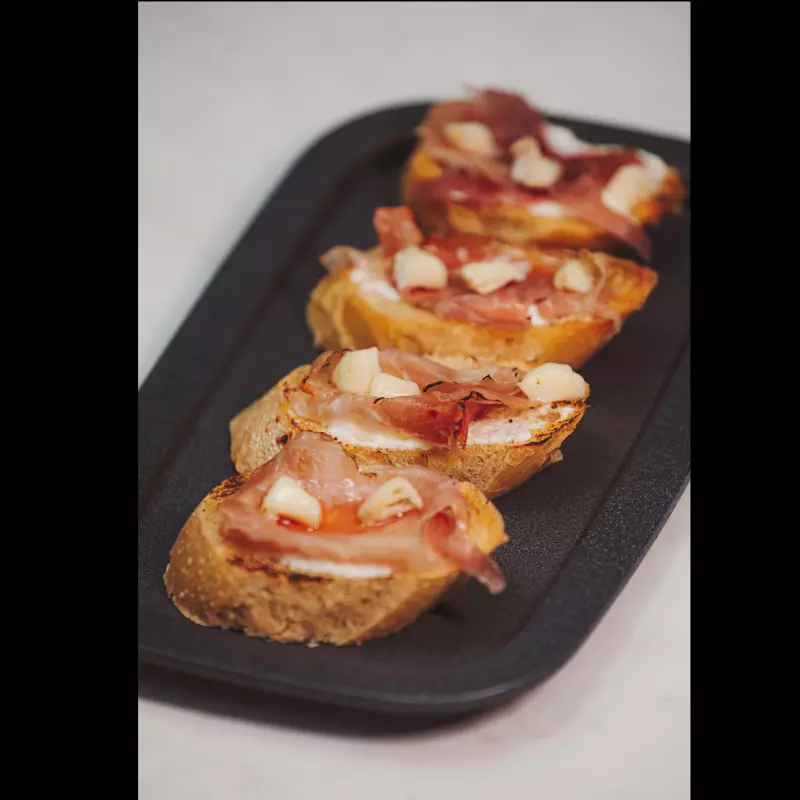 Brusquetta de Presunto cru e Brie
