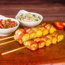 Espetinho medalhão de mandioca