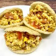 arepa rellena huevos rancheros
