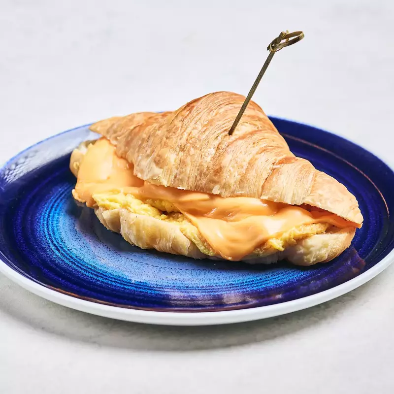Croissant Huevo y Queso Cheddar