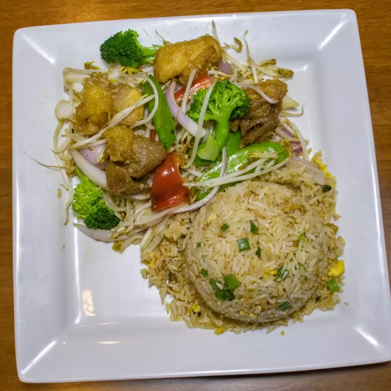 M-31   Pollo con Frejolito y Chaufa