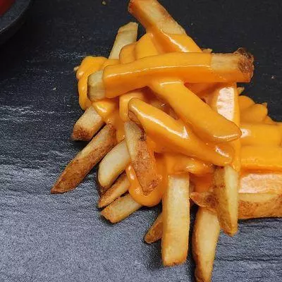 Fritas con salsa chedar