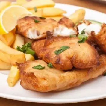 PEIXE EMPANADO COM FRITAS