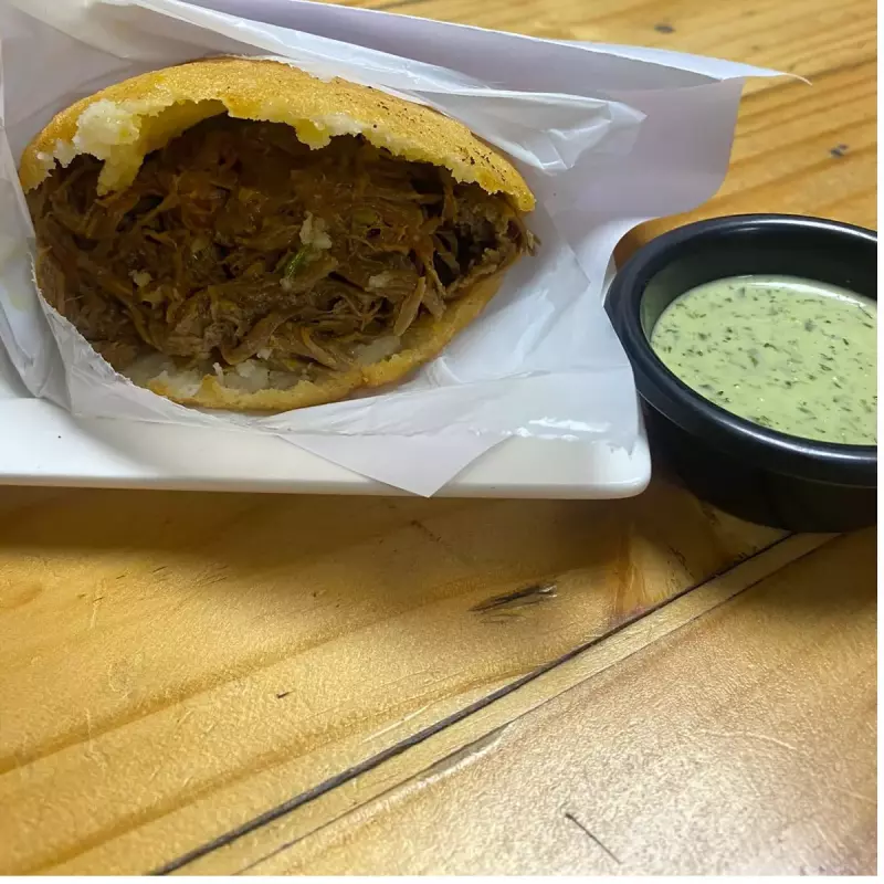 Arepa de carne mechada