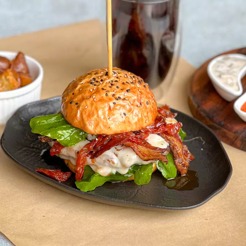 HAMBURGUESA DE LA CASA