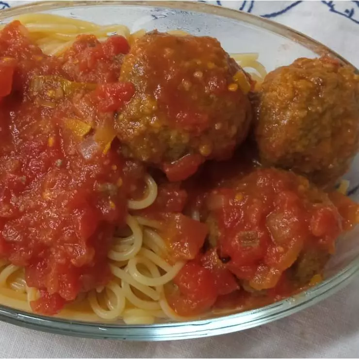 Albóndigas en salsa con spaghettis