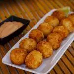 Bolinha de Carne do Sol Com Macaxeir