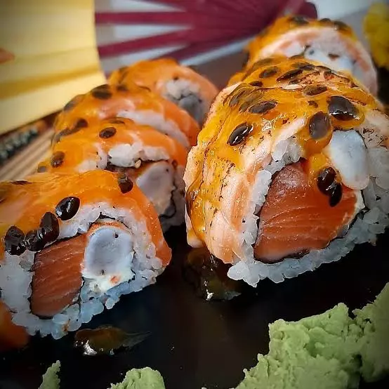 10 Uramaki especial com molho de mar
