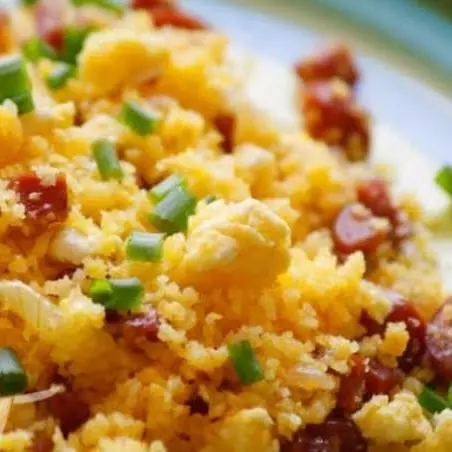 Cuscuz com Calabresa e Queijo