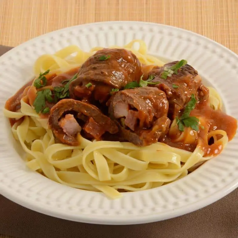 Bife rolê com talharim ao sugo e sal