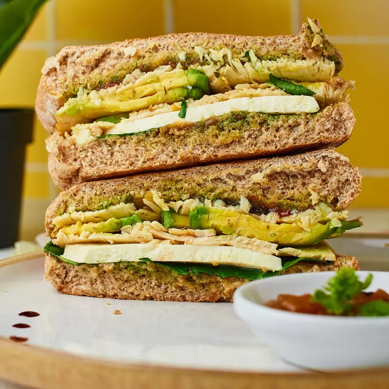 Sanduche de pollo al pesto