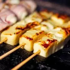 Espetinho de medalhão de queijo coa.