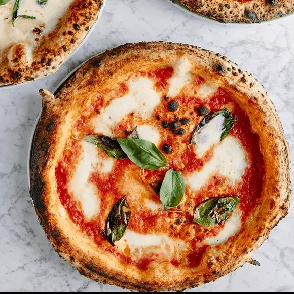 2 Grandes con empanadas