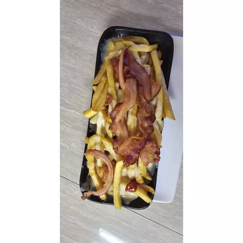 PAPAS FRITAS CON QUESO Y TOCINO