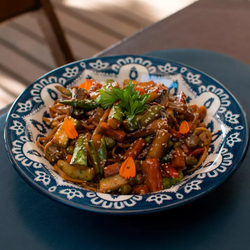 Wok de frango ou vegetais com espaguete