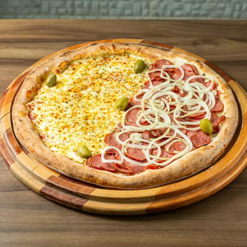 Meio a meio Pizza / Two-flavor pizza