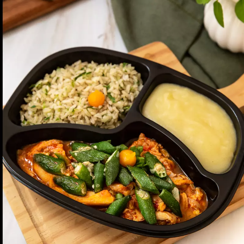 Frango com quiabo e angu.