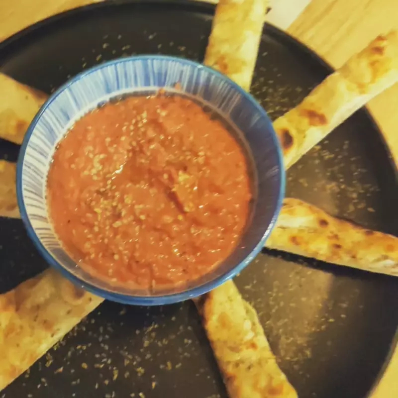 Hummus con pan al ajo