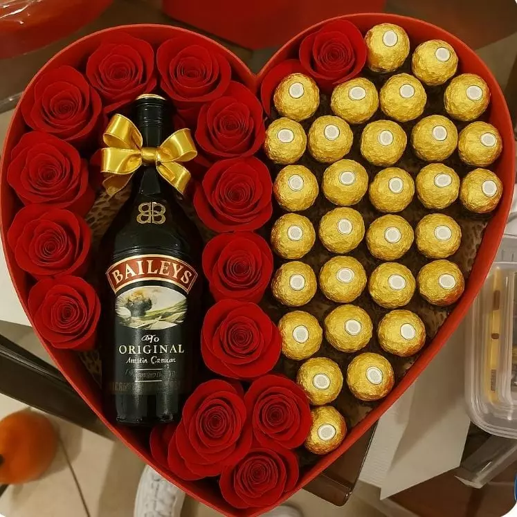 CORAZÓN CON ROSAS Y CHOCOLATES