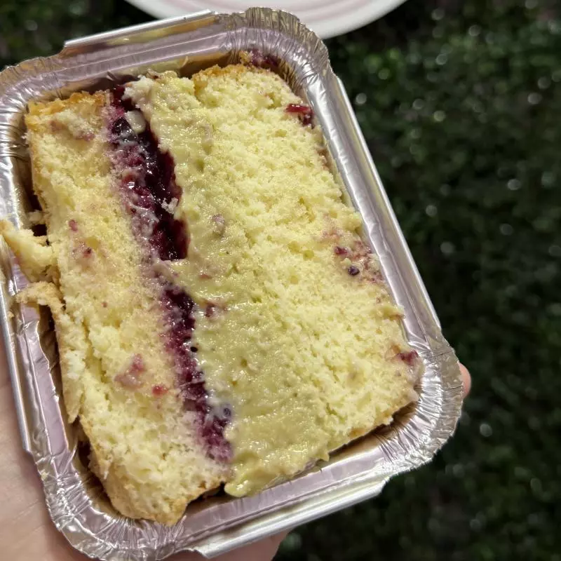 Bolo gelado pistache com frutas verm