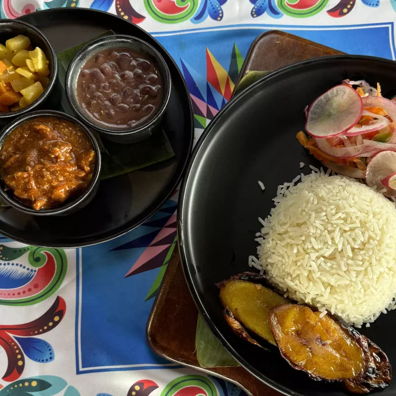 Casado Carne Salsa / Meat sauce