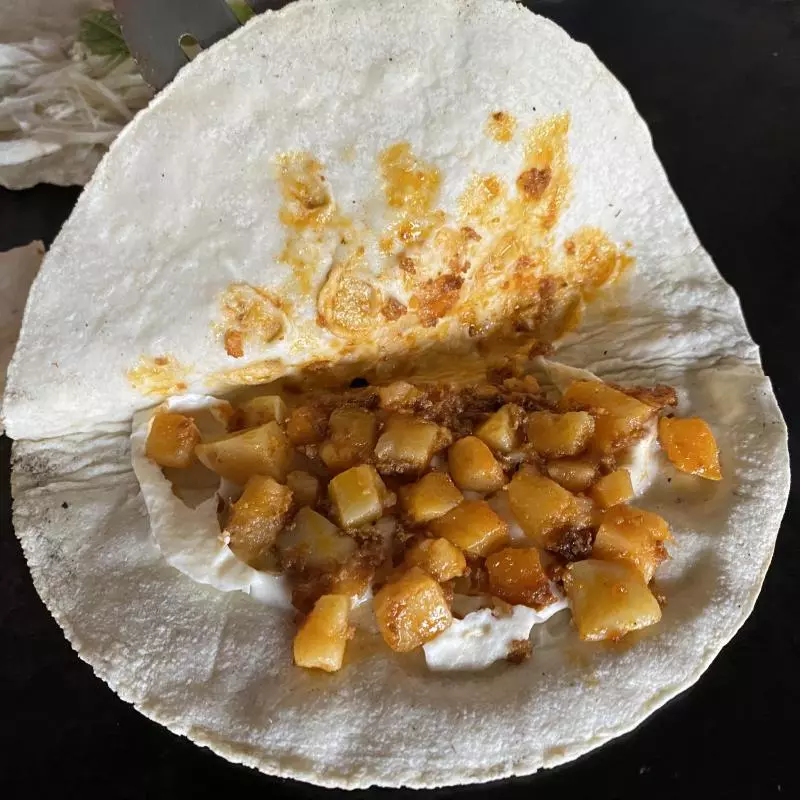 Empanada de papa con chorizo.