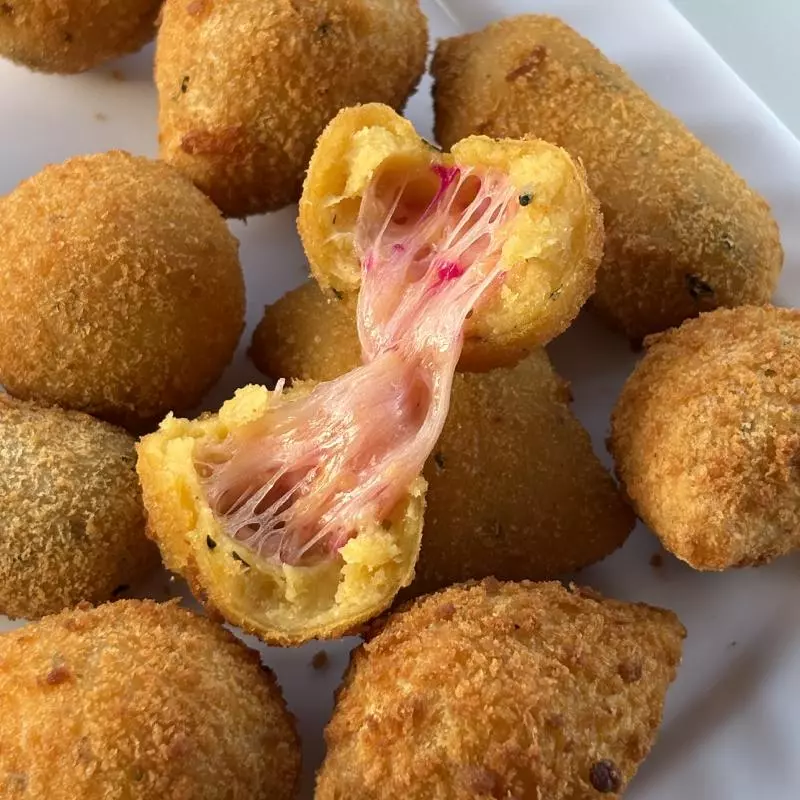 10 Mini Bolinho 4 queijos