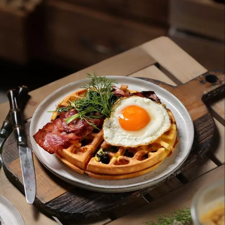 Waffles con huevo y tocineta.
