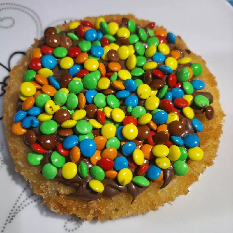 Esfirra de chocolate com confete