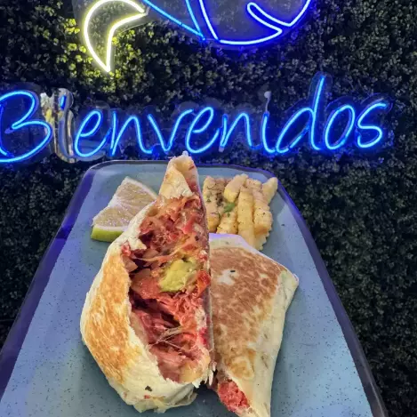 BURRITO DE MARLIN AHUMADO CON QUESO