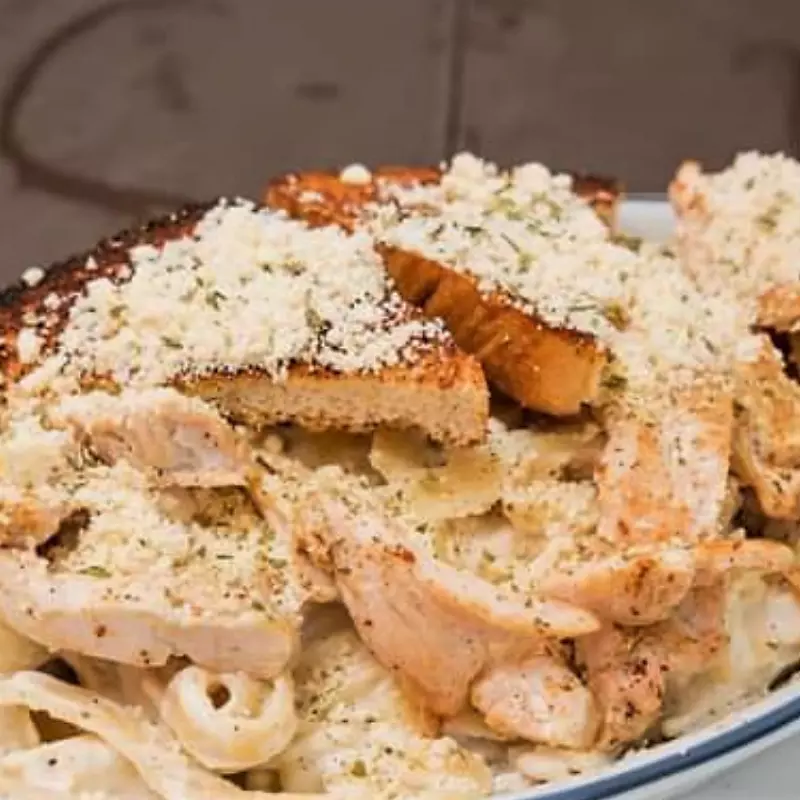 FETUCCINE CON PECHUGA ALA PARRILLA