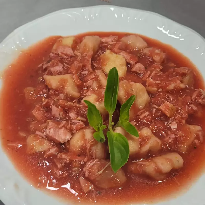 Gnocchi de banana da terra e frango