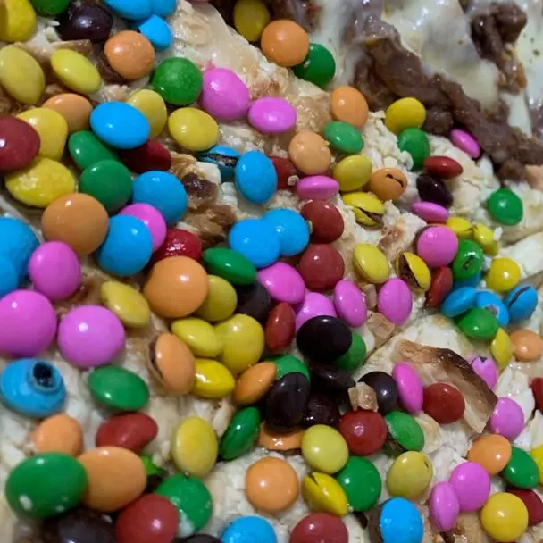 Pizza Grande com borda de chocolate