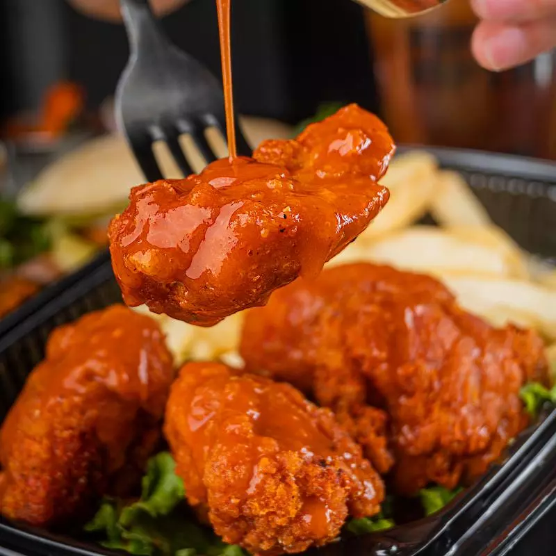 Boneless con papas a la francesa