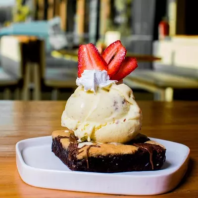 Brownie con helado