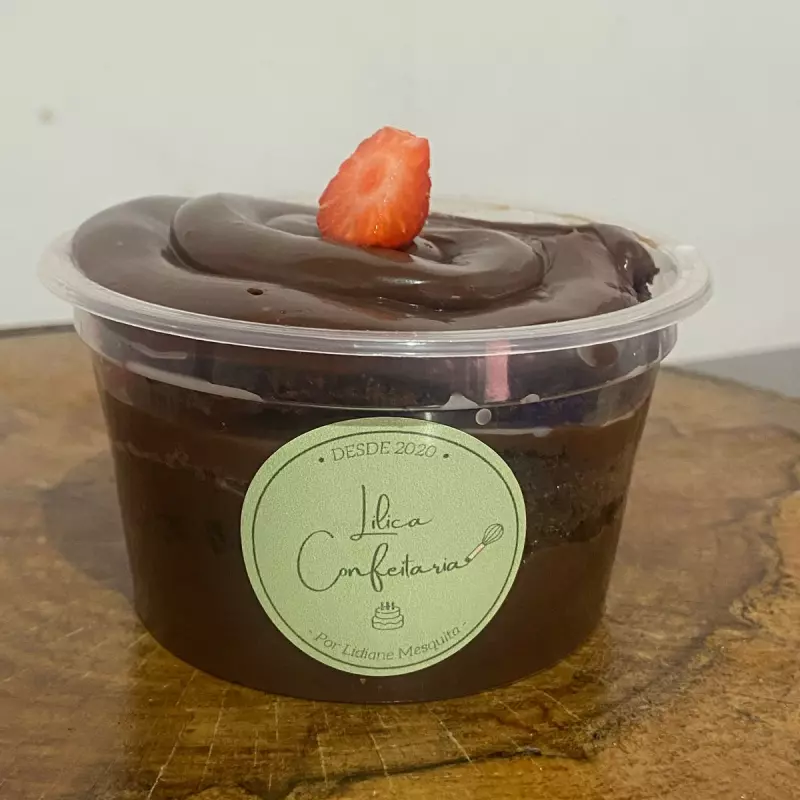 Bolo de Pote Chocolatudo com Morango