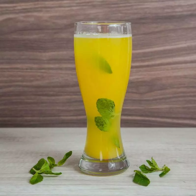 PIÑA CON HIERBA BUENA