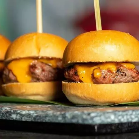 Mini burguer calabresa