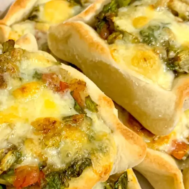 Esfiha Baalbek de Escarola e  Queijo