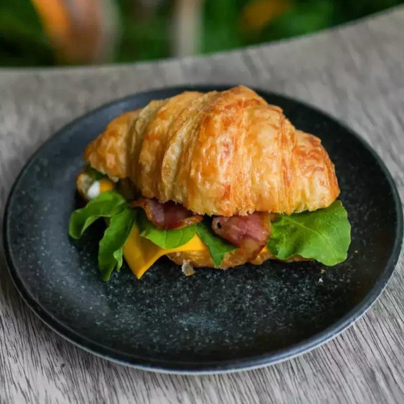 Croissant Tocino, Cheddar,Rúcula