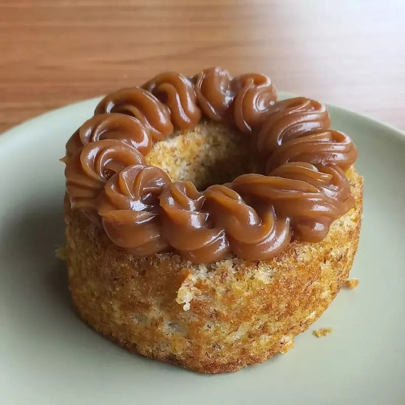 MINI BOLO DE BANANA COM CARAMELO