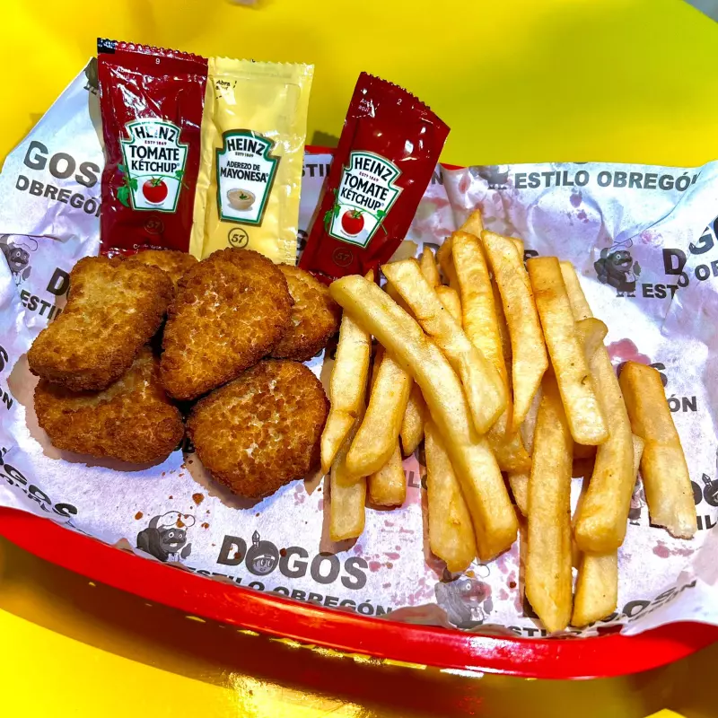 NUGGETS Y PAPAS FRITAS