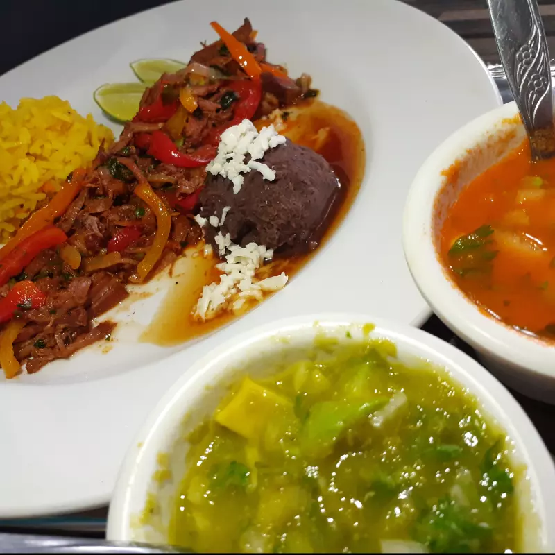 ENTRADA + Plato fuerte + Agua