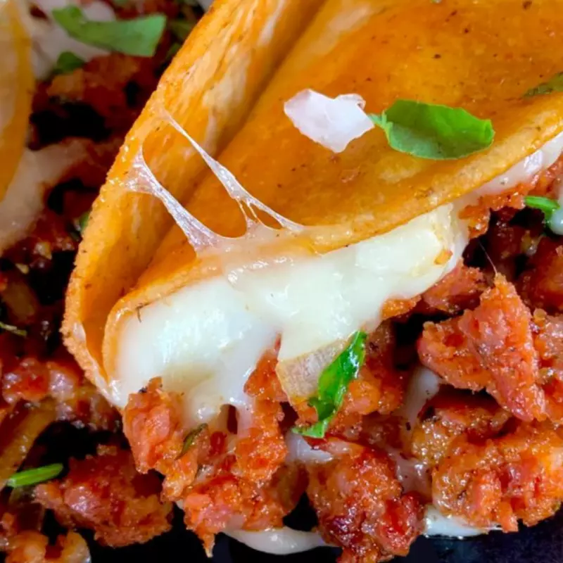 Tacos de chorizo con queso