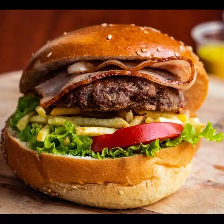 HAMBURGUESA CON TOCINO