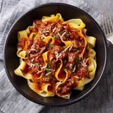 Talharim com ragú de linguiça